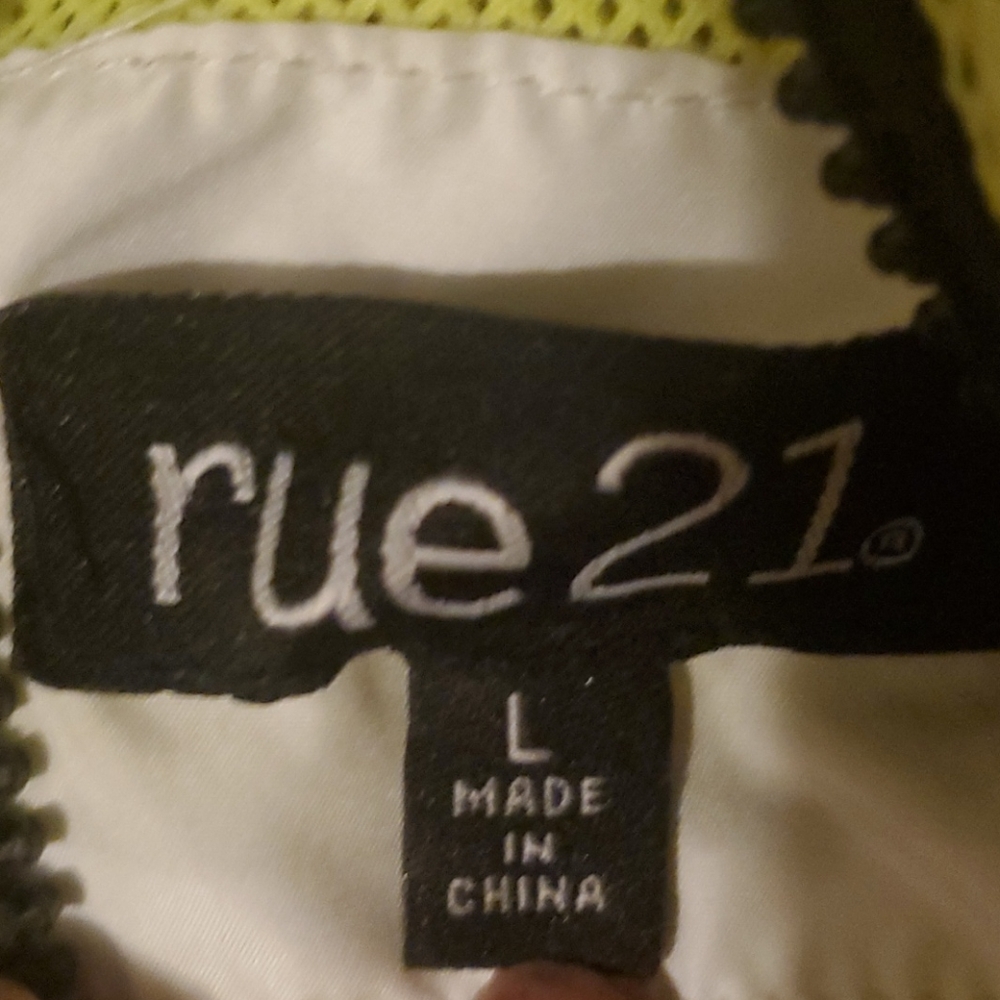 A jacket - Picture 2 of 4